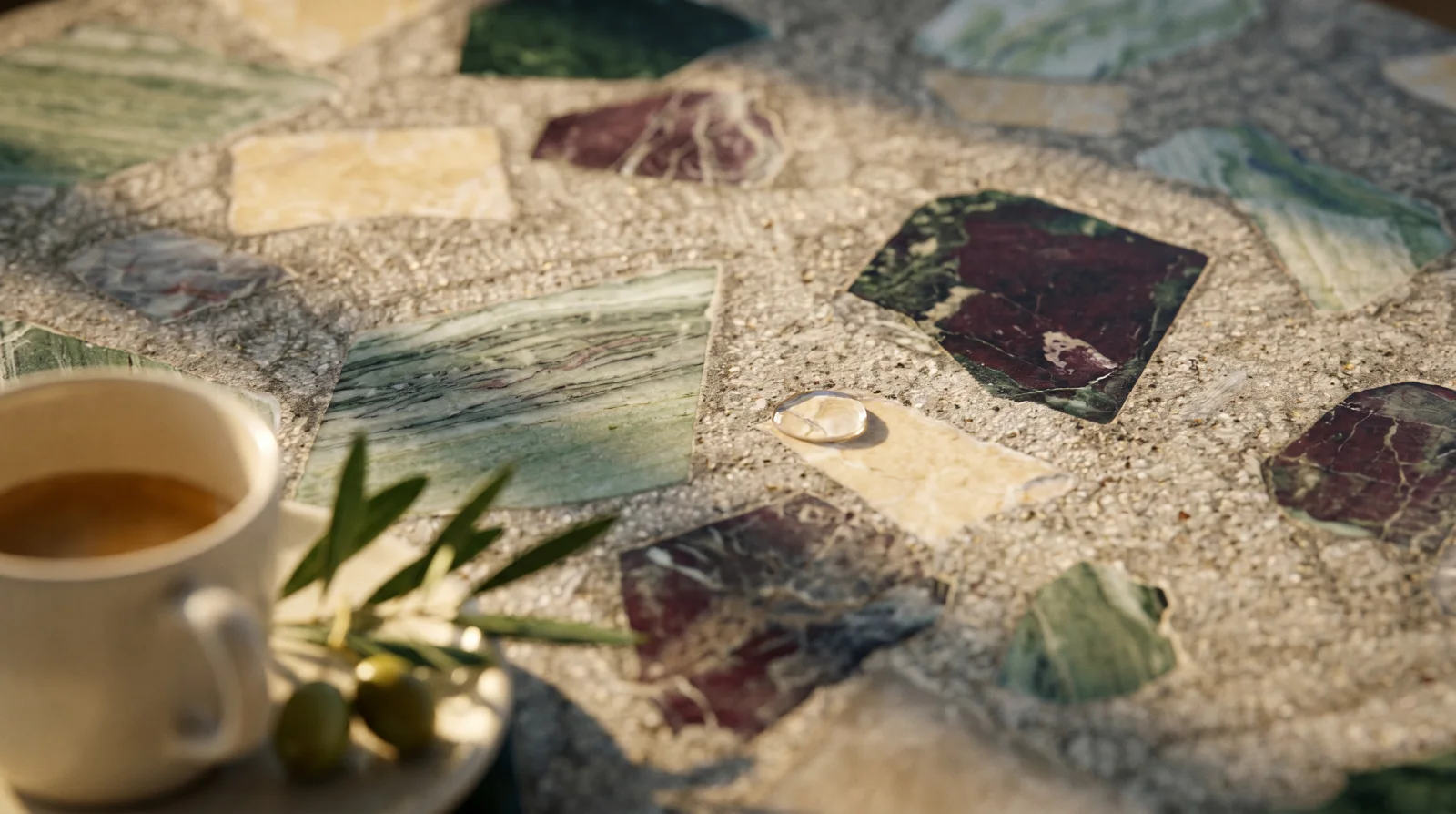 Terrazzo masanın doğal taş kakmalı mineral yüzey yakın çekimi